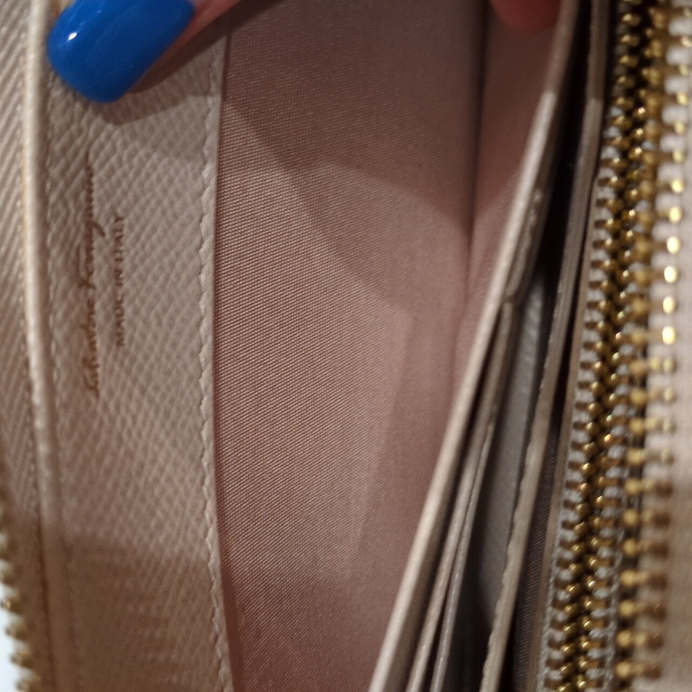 Salvatore Ferragamo Cream Beige Zip Around Wallet With Box - Picture 10 of 17